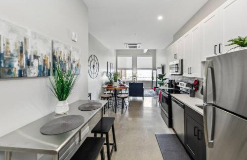 Downtown Cincinnati Apartment | Walk to Bengal, Reds Free Parking King Bed Gym