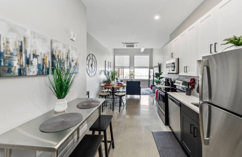 Downtown Cincinnati Apartment | Walk to Bengals, Reds, Free Parking, King Bed, Gym, rooftop