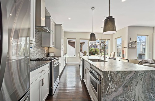Third Ward House | Walk to BOA Stadium & Uptown, Rooftop HotTub, Private Gym.