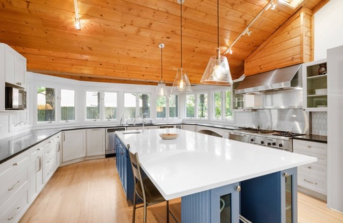Harbert House | Walk to Cherry Beach, Chef’s Kitchen, Yoga Studio