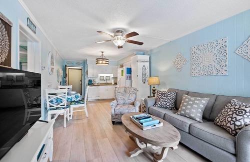 North Forest Beach Condo | Walk to Coligny Beach Park: Family-Friendly Villa