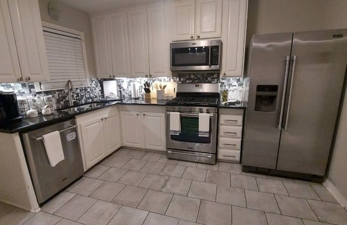 Fort Worth Cultural District House | Walk To Dickies Arena, Will Rogers, 7th Street & More, KING BED, Large Backyard!