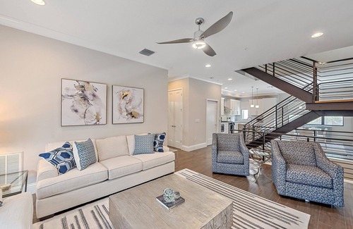 Downtown House | Walk to Downtown, Rooftop Jacuzzi, Contemporary Decor