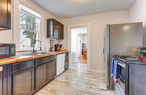 Lockhart House | Walk to Dtwn Shops & BBQ: Home w/Fenced Yard!