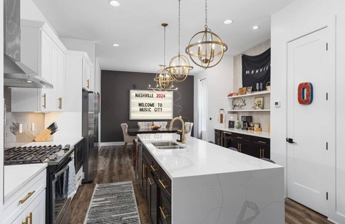 Hurwood Heights House | Walk to Geodis Stadium and Restaurants - Rooftop Deck + Garage