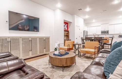Arlington House | Walk to Globe Life + AT&T |Private Rooftop Lounge
