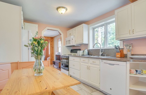 Kingston Cottage | Walk to Grays Beach Park: Kingston Seaside Escape