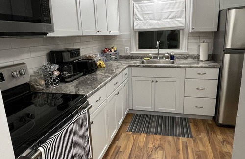 Knoxville House | Walk to Knoxville Raceway! 3BR, Fire Pit, Near Lake Red Rock & Pella