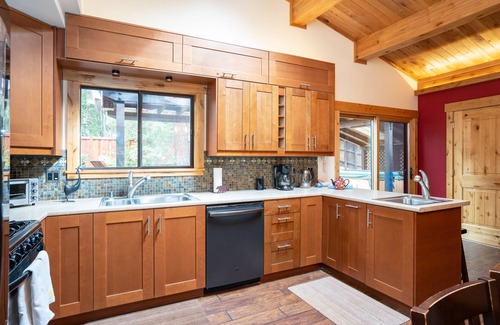 Lake Forest House | Walk to Lake and Skylandia Beach, close to Tahoe City! Fenced Yard