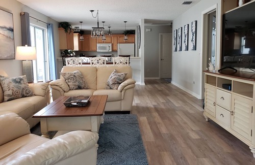 Virginia Trace House | Walk to Lake Sumter Landing! Golf cart included!