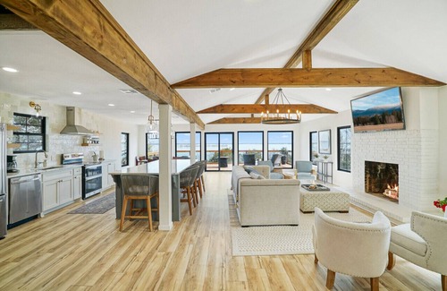 Lake Whitney House | Walk to Lake Whitney~Fire Pit~BBQ Grill~King Bed