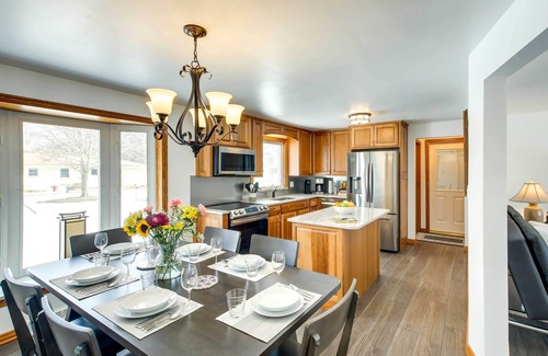 Green Bay House | Walk to Lambeau Field: Green Bay Retreat