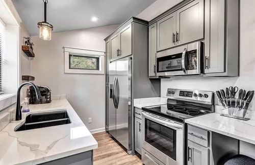 Ashwaubenon House | Walk to Lambeau, Heat & A/C