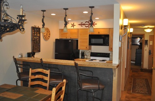 Mountain House Condo | WALK TO LIFTS LG 1 BR INDOOR POOL & Hot Tub, Awesome ski mountain views!