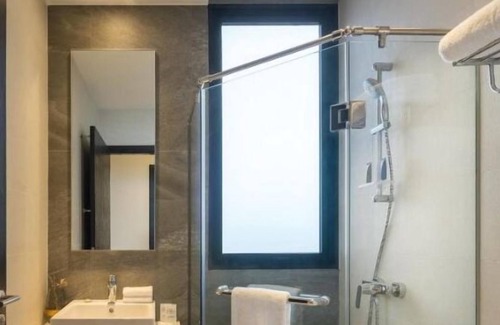 Thomson Road Apartment | Walk to Mt.elizabeth, Splendid Studio