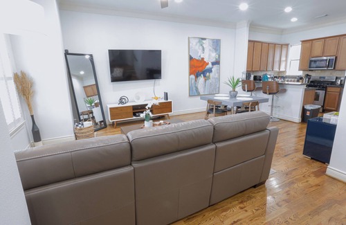 Astrodome House | Walk to NRG Stadium, 3BR/3Bath.nElegance, Class, and Comfort Await You!