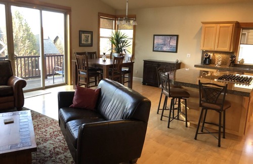 Westbrook Meadows House | Walk to river, trails, pubs! Great house best location by hiking, biking, SUPing