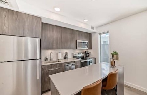 Bridgeland Apartment | Walk to Saddledome |Rooftop Patio| Cgy Tower Views