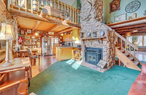 Johnston Cabin | Walk to Saylorville Lake: Spacious Home w/Deck!