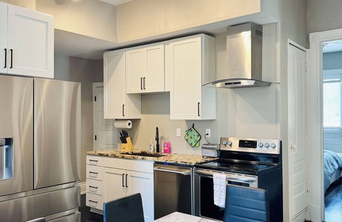 Louisville House | Walk to Shops,Restaurants,Nightlife! Bardstown Rd/Highlands ~ PacMan/King Bed