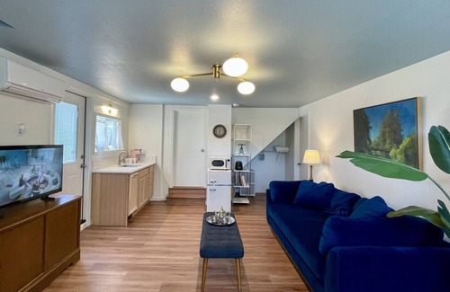 Cal Young House | Walk to stadium & mall from Guesthouse, newly renovated