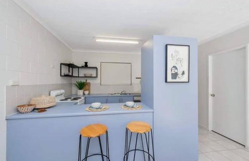 North Ward Apartment | Walk to Strand sleeps 4 - 2 Bedroom 1.5 Bathroom -