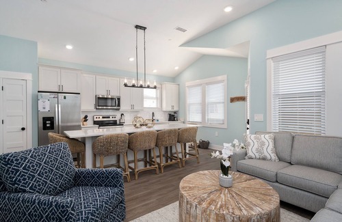 Corolla Light House | Walk to the beach, Dogs ok! Huge SW community Pool -Close to all!