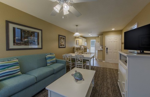 Galveston Villa | Walk to the Beach. Pool & Hot Tub. Mini Golf