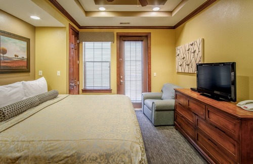Galveston Villa | Walk to the Beach. Pool & Hot Tub. Mini Golf