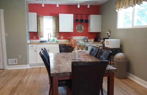 Ligonier House | Walk to the Diamond- First Floor Bed and Bath Perfect multi-generation families