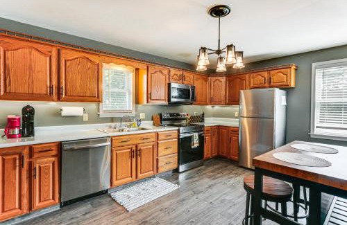 Historic Downtown Bedford Apartment | Walk to Town Charming Unit with Balcony in Bedford!