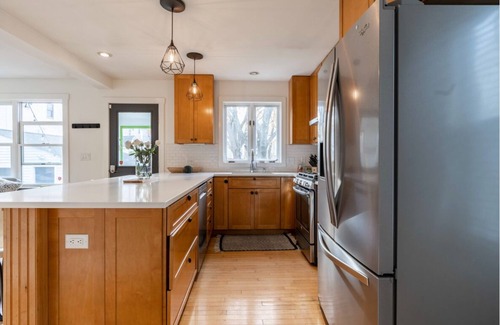 Portsmouth House | Walk to town-Portsmouth- 3 bedrooms-4 beds-1.5 bathSLEEPS 5dog considered