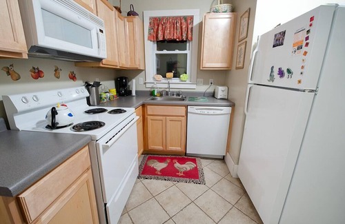 Saint Joseph House | Walk to town & Silver Beach. July 4th Week available, First 2 Weeks of June Open