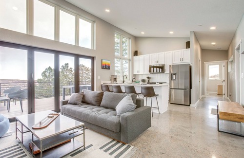 Golden Cottage | Walk to Trail: 'lookout Landing' Newly Built Home!
