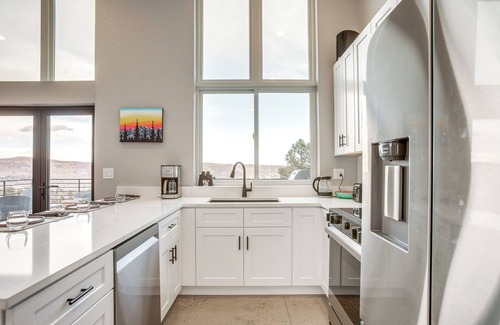 Golden Cottage | Walk to Trail: 'lookout Landing' Newly Built Home!