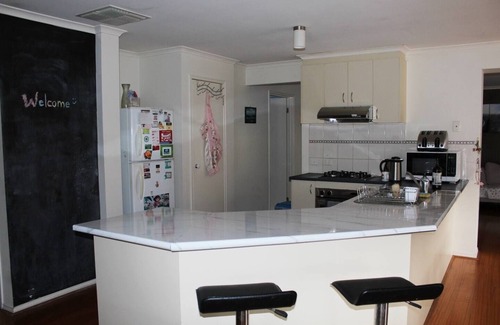 Point Cook House | Walk to train station, cosy house +treadmill …
