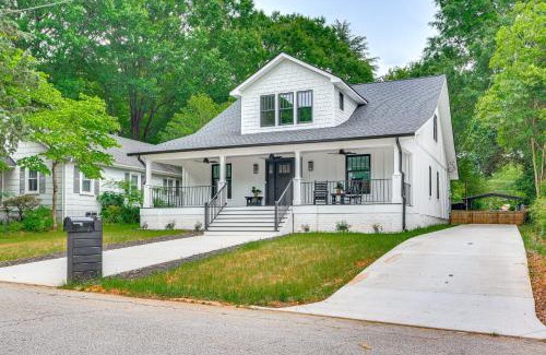 Lexington House | Walk to Uptwn Lexington Modern Retreat with Porch!