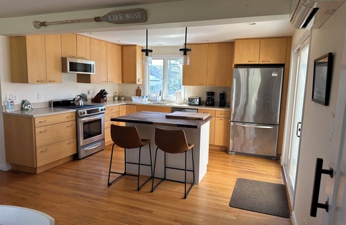 Katama House | Walk to Village Bike to beach - AC, 4 BdRms 3 Full Baths, Immaculate!