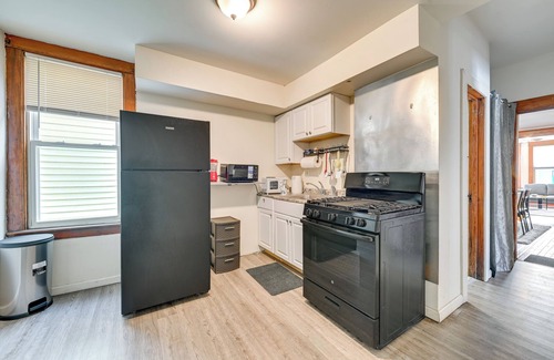 Albany Apartment | Walk to Washington Park: Remote Work-Ready Apt!
