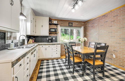 Forest Meadows Cabin | Walk to Winery: Cozy Cabin w/Fire Pit in Murphys