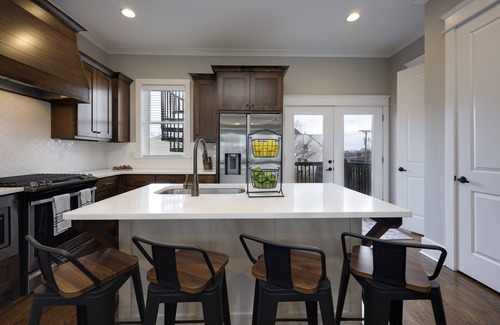 Buena Vista House | Walk2Germantown Rooftop Firepit Downtown Skyline King Suite 2-Car Garage
