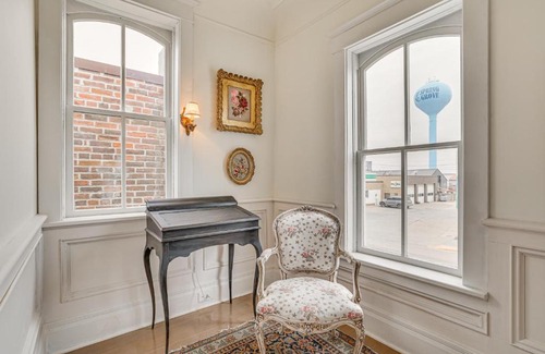 Spring Grove Apartment | Walkable Main Street Location Spring Grove Apt