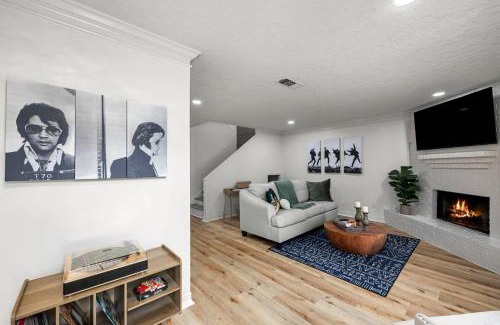 Montrose House | Walkable Montrose 2BR Music Retreat Sleeps 10
