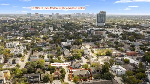 Montrose House | Walkable Montrose 2BR Music Retreat Sleeps 10