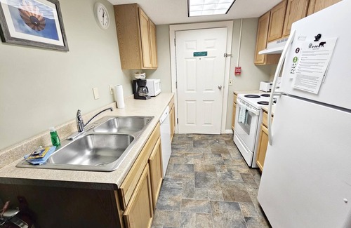 Stowe Area Condo | Walkable Stowe Condo: Pool, Hot Tub, Fireplace