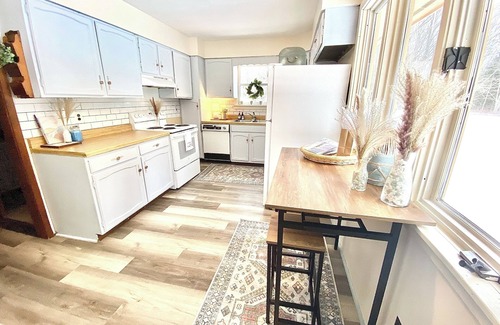 Benzonia Cabin | Walking distance to Betsie River & 10 minutes to Lake Michigan & Crystal Mnt!