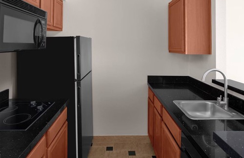East Roseville Parkway Hotel | Walking Distance to Golfland Sunsplash! Pet-friendly Accommodation!