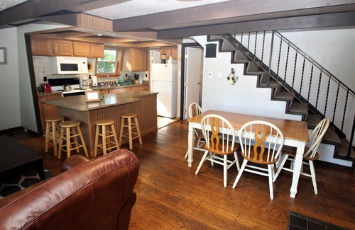 Chalk Hill Ski Chalet | Walking Distance to Klay Winery & Distillery with Hot Tub!