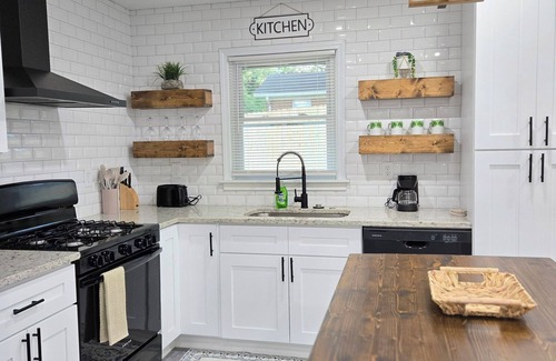 Mableton House | Walking distance to Mableton Amphitheatre! Family sized home with game room!