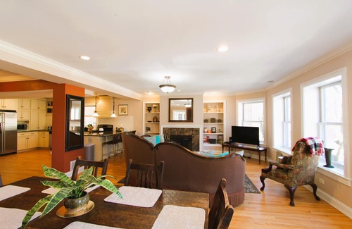 Rogers Park Condo | Walking distance to restaurants, shops and Lake Michigan,